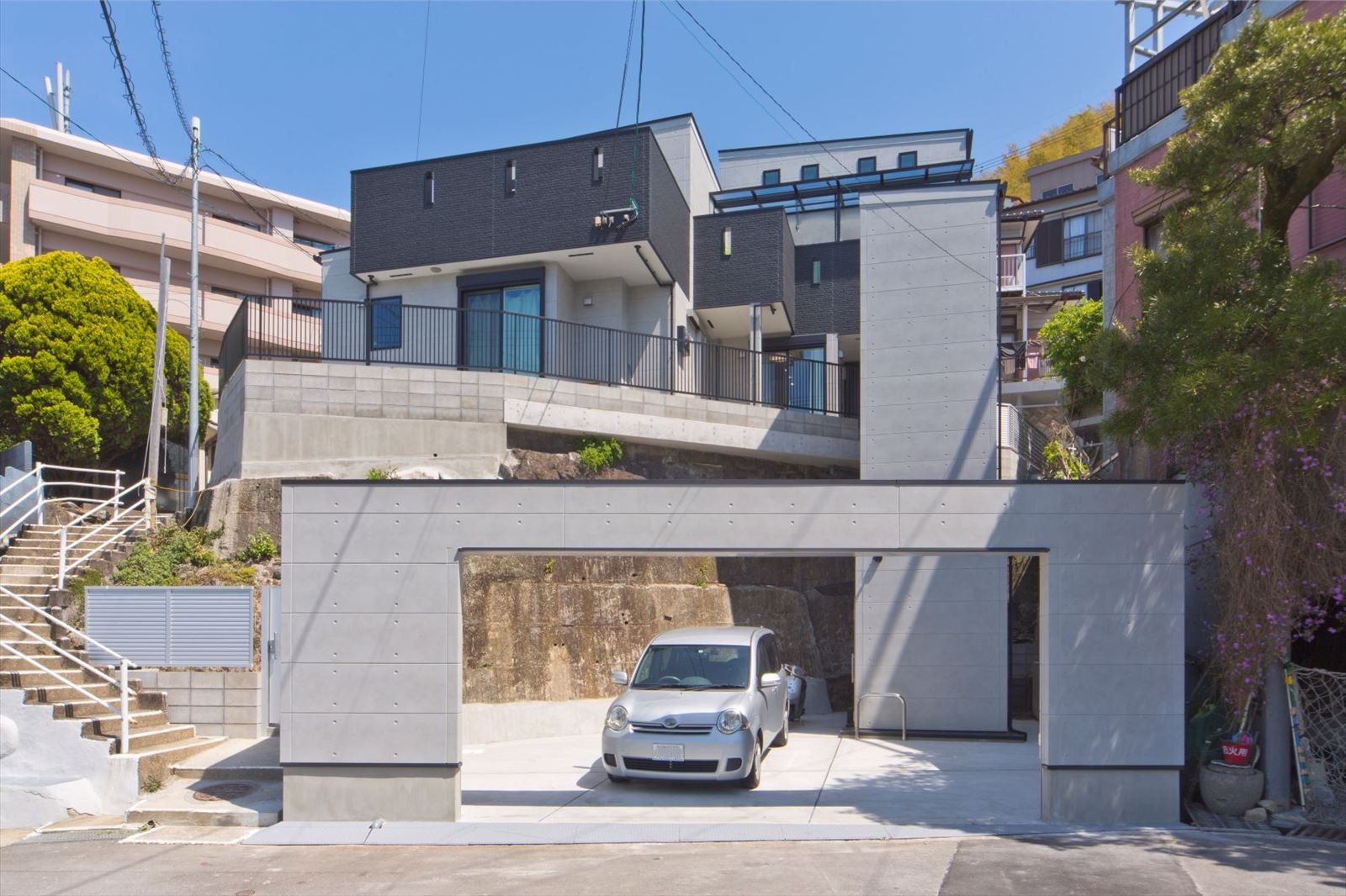 http://斜面地に建つ二世帯住宅